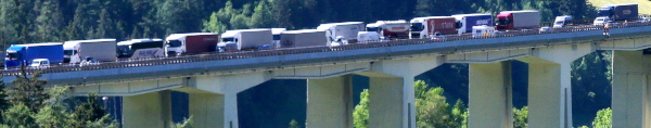 Brennerautobahn mit LKWs