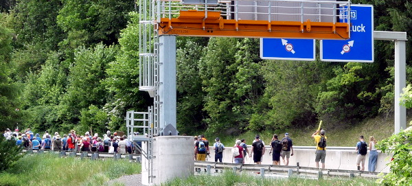 Demo auf der Autobahnauffahrt